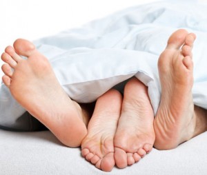 pied de deux personnes au lit